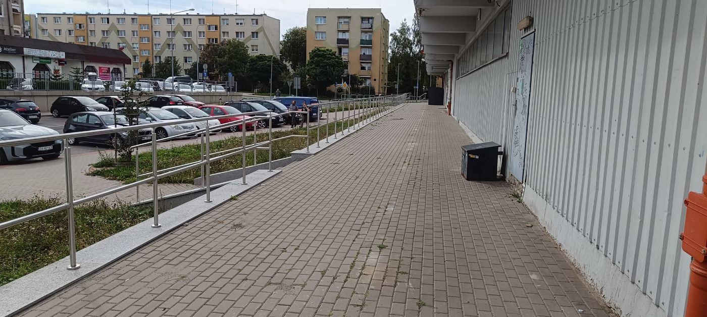 Chodnik i pochylnia przy obiekcie usługowym — dojazd do firmy budowlanej MalBUD