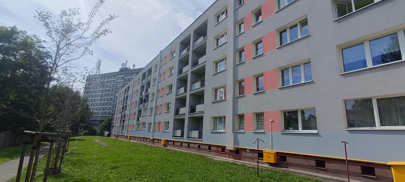Elewacja bloku mieszkalnego po dociepleniu, z akcentem kolorystycznym na loggiach