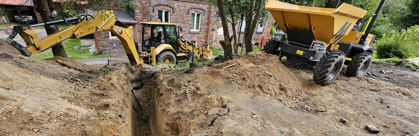 Prace ziemne pod instalacje podziemne prowadzone przy zabytkowej kamienicy
