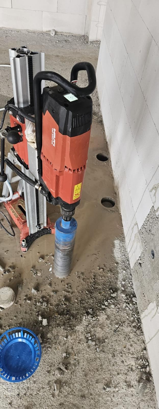 Precyzyjne przewierty pod instalacje wykonane wiertnicą diamentową