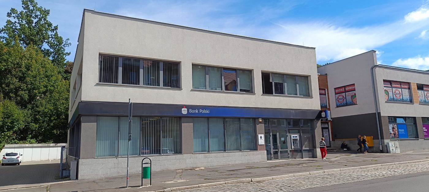 Remont elewacji budynku z lokalem bankowym i witrynami usługowymi w parterze