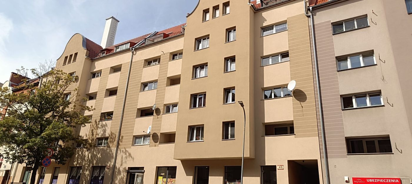 Remont elewacji budynku z lokalami usługowymi w parterze — kamienica śródmiejska