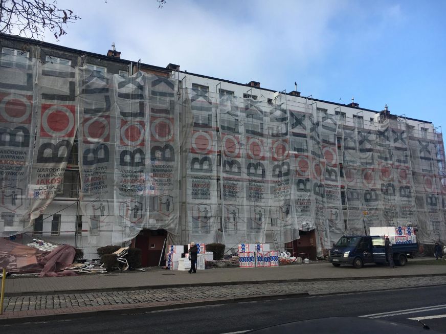 Budynek wielorodzinny w trakcie termomodernizacji, osłonięty siatką ochronną systemu ociepleń BOLIX