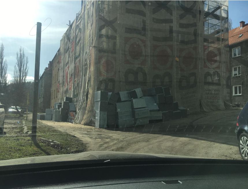 Materiały izolacyjne systemu BOLIX zgromadzone na placu budowy przy budynku w trakcie ocieplenia